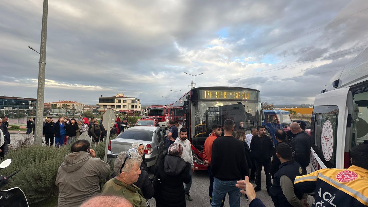 Ayvalık’ta halk otobüsü ile otomobil çarpıştı: 2 yaralı