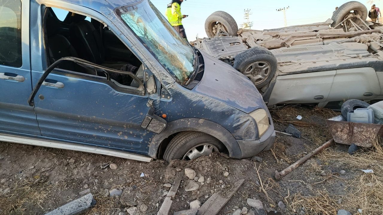 Konya’da feci kaza: Otomobil ile hafif ticari araç çarpıştı, 1 ölü 1 yaralı