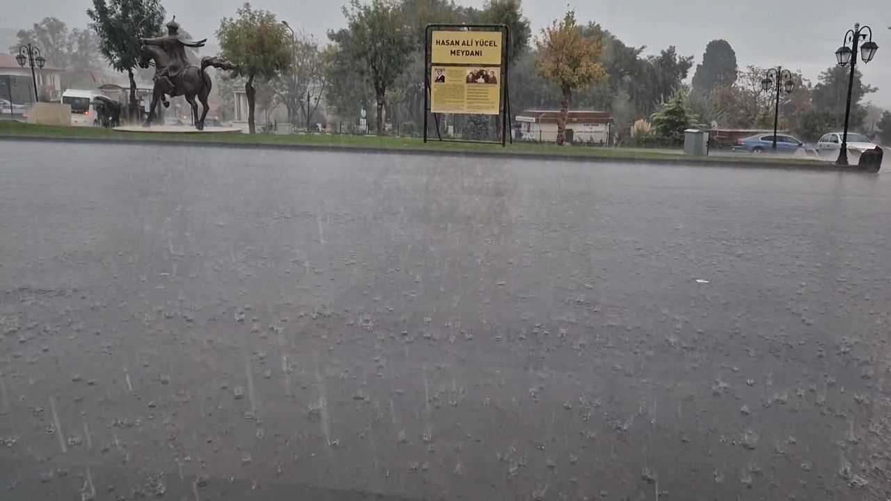 Sağanak yağış sokakları göle çevirdi