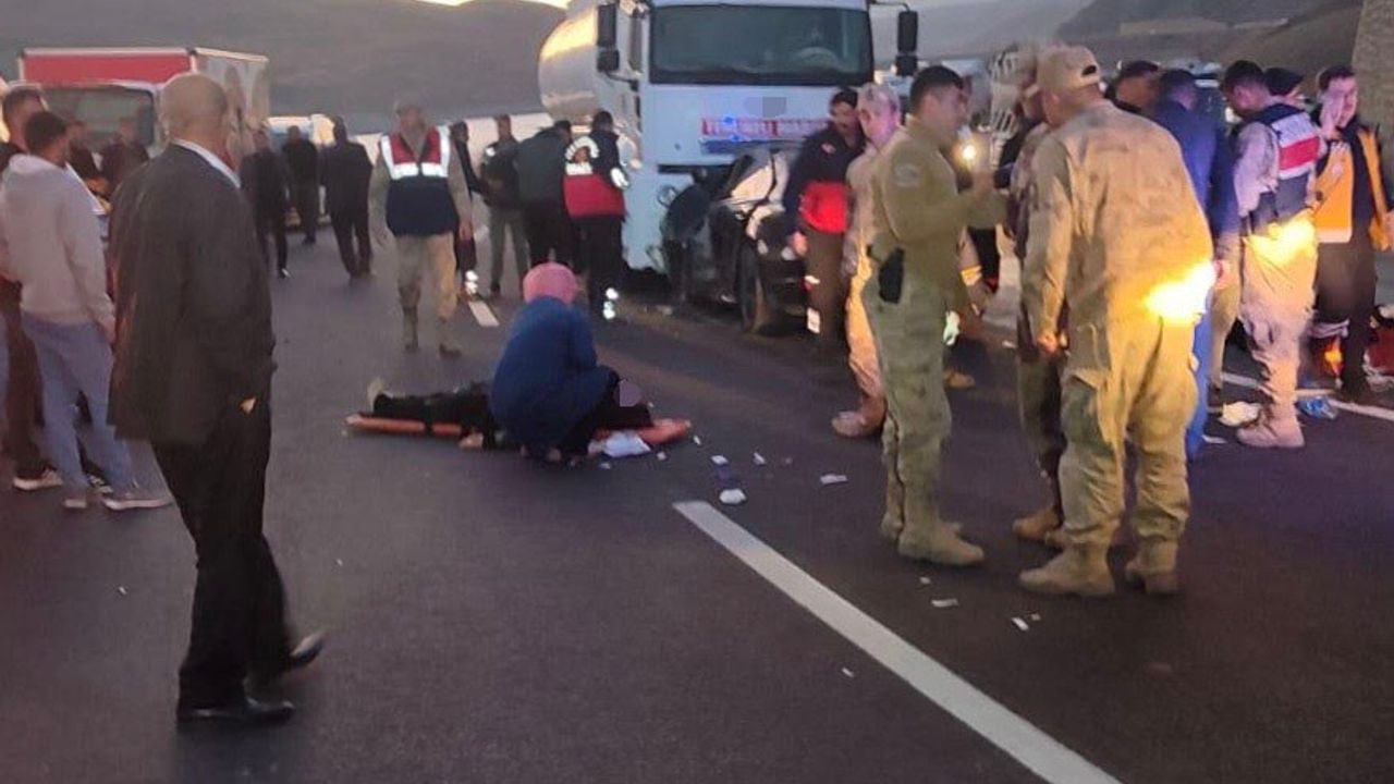 Van-Hakkari yolunda feci kaza: Aynı aileden 2 ölü, 5 yaralı