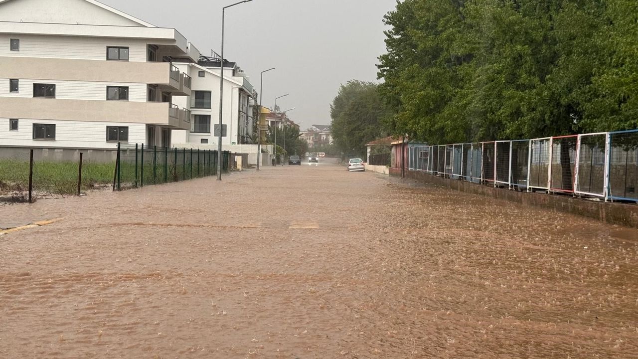 Muğla’da sağanak yağış hayatı felç etti: Yollar göle döndü, evleri su bastı