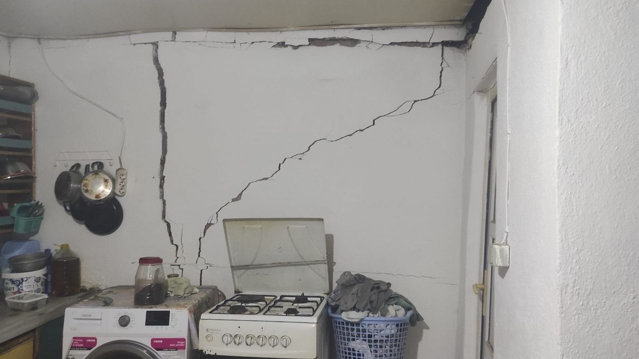 Manisa’da 6.1’lik depremin bilançosu: 83 yapı etkilendi, 42 kişi hastanelere başvurdu