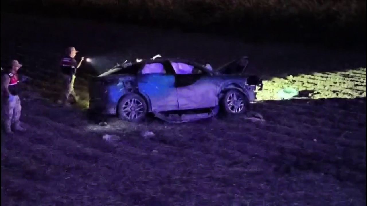 Hatay’da lastiği patlayan otomobil tarlaya uçtu: 1 ölü, 2 yaralı