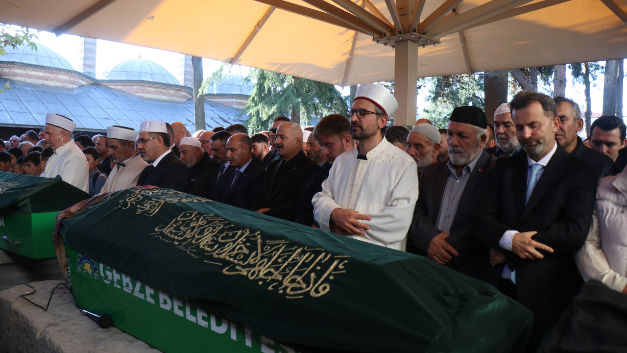 Gebze’de enkaz altında kalarak can veren Bilir ailesi son yolculuğuna uğurlandı