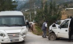 Öğrenci servisi, kamyonet ile çarpıştı: 21’i öğrenci 24 yaralı!