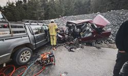 Bursa'da otomobil ile kamyonet kafa kafaya çarpıştı: 1 ölü, 3 yaralı var!