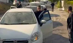 Yalova’da tek şeritli yolda yol verme tartışması: Kadın sürücü aracıyla yolu kapattı
