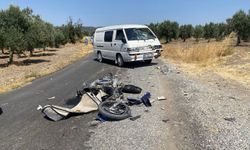 Panelvanla çarpışan motosiklet paramparça oldu: 1 ölü