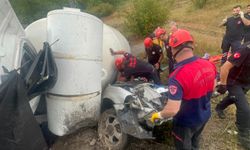 Zonguldak’ta feci kaza: Beton mikseri otomobilin üstüne devrildi!