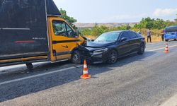 Otomobil ile kamyonet kafa kafaya çarpıştı, 2’si çocuk 6 yaralı