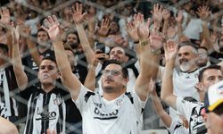 Beşiktaş taraftarından Serdal Adalı'ya tepki: Hoca alsana!