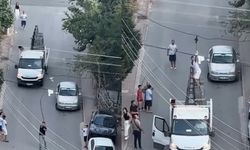 İnsanlık ölmemiş dedirten görüntüler: Kablolara takılan güvercini kamyonete çıkarak kurtardı