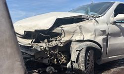 Kocaeli’de otomobil bariyere çarptı: 4 yaralı