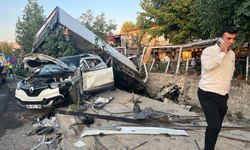 Freni patlayan kamyon 10 araca çarptı, kanala devrildi