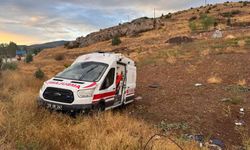 Gümüşhane’de hasta nakli dönüşü ambulans devrildi: 3 sağlık personeli yaralı