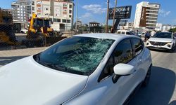 Yolun karşısına geçmeye çalışan baba-oğula otomobil çarptı: 1’i ağır 2 yaralı