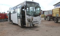 Konya’da işçi servisi ile çarpışan motosiklet alev aldı: 2 yaralı