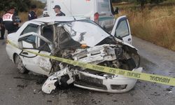 Manisa'da otomobil ile kamyonet çarpıştı: 1 ölü, 2 yaralı