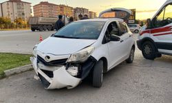 Çorum’da iki otomobil çarpıştı: 2 yaralı