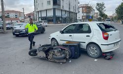 Motosiklet ile otomobil çarpıştı: 16 yaşındaki kurye yaralandı