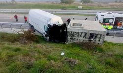 Balıkesir’de minibüs beton bloğa çarptı: 2 ölü, 1 yaralı