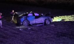 Hatay’da lastiği patlayan otomobil tarlaya uçtu: 1 ölü, 2 yaralı