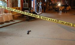 Adana’da motosikletli saldırgan dükkana girip adam vurdu: Silahını ve kaskını düşürüp kaçtı