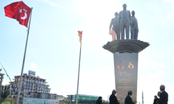 Galatasaray tarihini taşa işledi: Atatürk, Tevfik Fikret ve Ali Sami Yen aynı heykelde