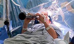 Parkinson hastası kadın, beyin ameliyatı sırasında klarnet çalarak iyileşmeye başladı
