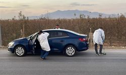 Yolun karşısına geçmek isteyen yaşlı kadına otomobil çarptı