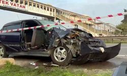 Sakarya’da park halindeki tıra çarpan otomobil hurdaya döndü: 3 yaralı