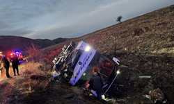 Afyonkarahisar'da yolcu otobüsü şarampole devrildi: 2 ölü, 21 yaralı!