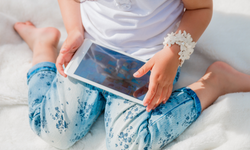 Anne babalar dikkat! Çocuğunuzun eline tablet verirken bir daha düşünün!