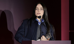 Billie Eilish Milyarderleri Yerin Dibine Soktu: "Paranızı Bağışlayın"