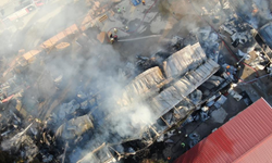 İzmir Bayraklı’da şantiyede korkutan yangın: 5 konteyner ve 2 araç kullanılamaz hâlde