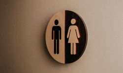 Öğretmenler tuvaletine gizli kamera soruşturmasında bir öğretmen tutuklandı