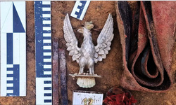 Nazilerden saklanan Polonya sancağı ve arması bulundu