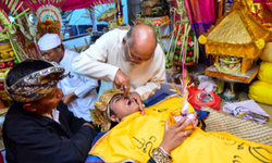 Bali’de ilginç ritüel: Dişlerini törpülüyorlar