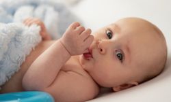 Bebeklerde parmak emme alışkanlığı normal mi?