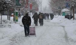 Bolu'da kar yağışı kent merkezini beyaza bürüdü