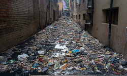 Güney Afrika’nın yılbaşı ritüeli: Pencereden aşağı mobilya atıyorlar