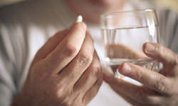 Hap yutarken dikkat! Bir bardak suyla içmezseniz yemek borunuzu tahriş edebilir