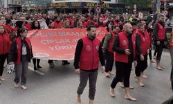 İzmir’de belediye işçilerinden çıplak ayaklı protesto