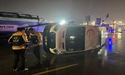 İzmit'te hasta taşıyan ambulans minibüsle çarpıştı: 6 kişi yaralandı