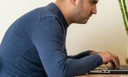 Kambur oturmak zararlı mı? Bilgisayar başında "C" olmanın gizli faturası!