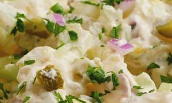 Karamelize soğanlı patates salatası nasıl yapılır?