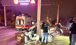 Kontrolden çıkan otomobil direğe çarptı: 1 ölü 1 ağır yaralı