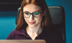 Mavi ışık gözlükleri bir plasebo mu? Göz yorgunluğunu engellemediği kanıtlandı!