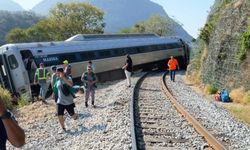 Meksika’da 250 kişiyi taşıyan tren raydan çıktı