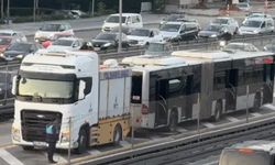 İstanbul'da metrobüs yangını: Yolcular tahliye edildi